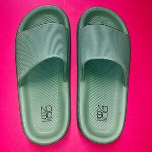 No Boundaries Olive Green Slide Sandals Women Light Casual Sturdy Summer Shoes
